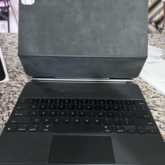 Ipad 12.9 4th generation bundle with apple keyboard/case and Apple Pencil - Picture 4 of 10